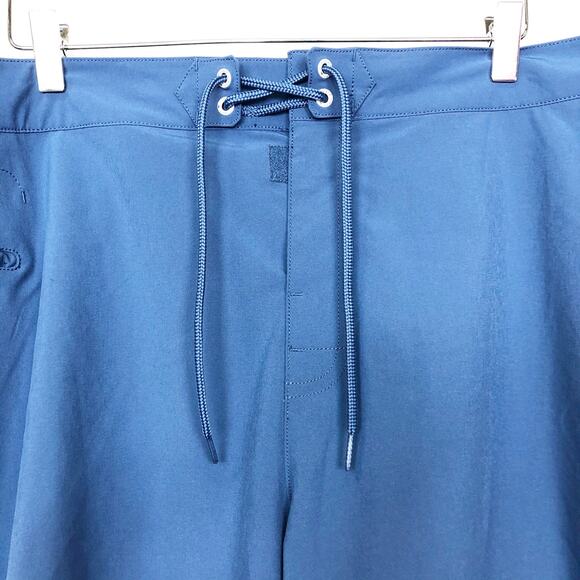 Like New Vineyard Vines Solid Board Shorts With Contrast Taping in men's size 38 - Picture 2 of 6